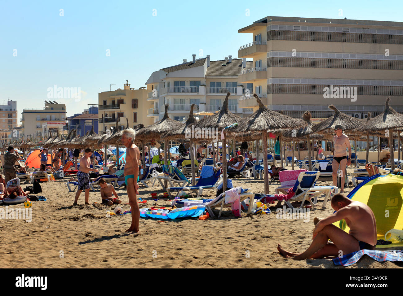 Kann Picafort, Spanien, Badegäste am Strand von Can Picafort Stockfoto