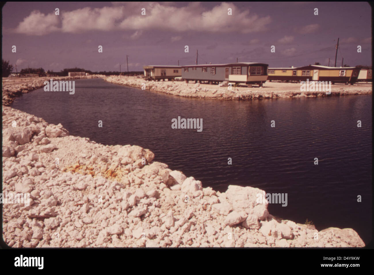 Ein Wohnwagenpark in Marathon, Florida Keys, wird im DOCUMERICA-Projekt gezeigt. Das Foto spiegelt die rasante Zunahme von Wohnwagenparks in der Region wider, ein wachsender Trend in den 1970er Jahren zu erschwinglichen Wohnmöglichkeiten. Stockfoto