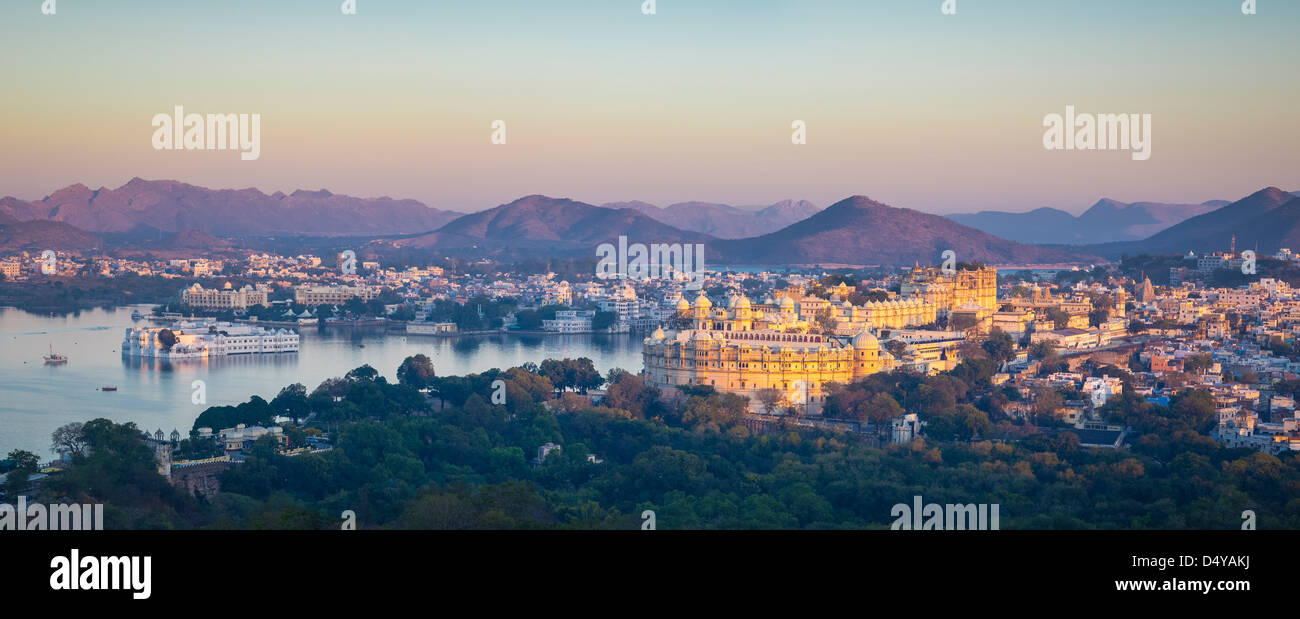 Sonnenaufgang über Udaipur, Rajasthan, mit Lake Palace und Stadtschloss Stockfoto