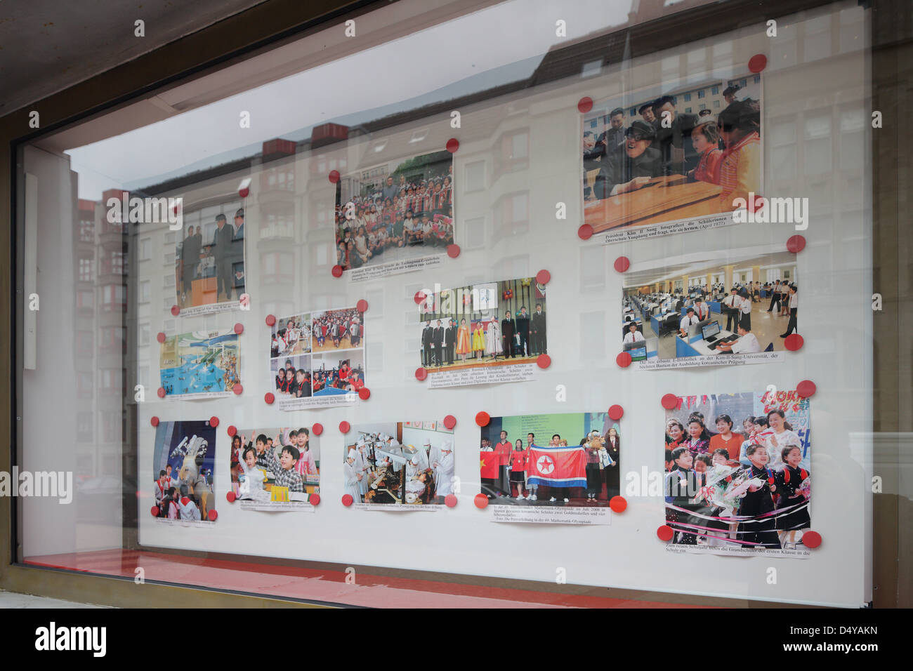 Berlin, Deutschland, Schaufenster Fotos der nordkoreanischen Botschaft Stockfoto