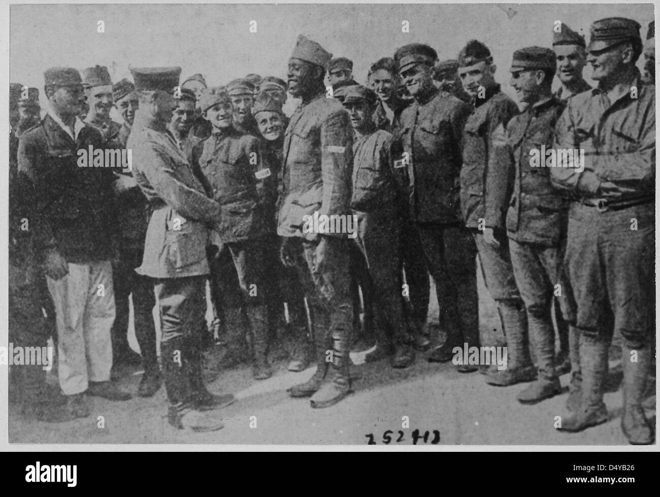 Ein historisches Foto aus dem Ersten Weltkrieg, das amerikanische Soldaten als Gefangene in einem deutschen Gefangenenlager zeigt und die Not der Kriegsgefangenen während des Ersten Weltkriegs widerspiegelt. Stockfoto
