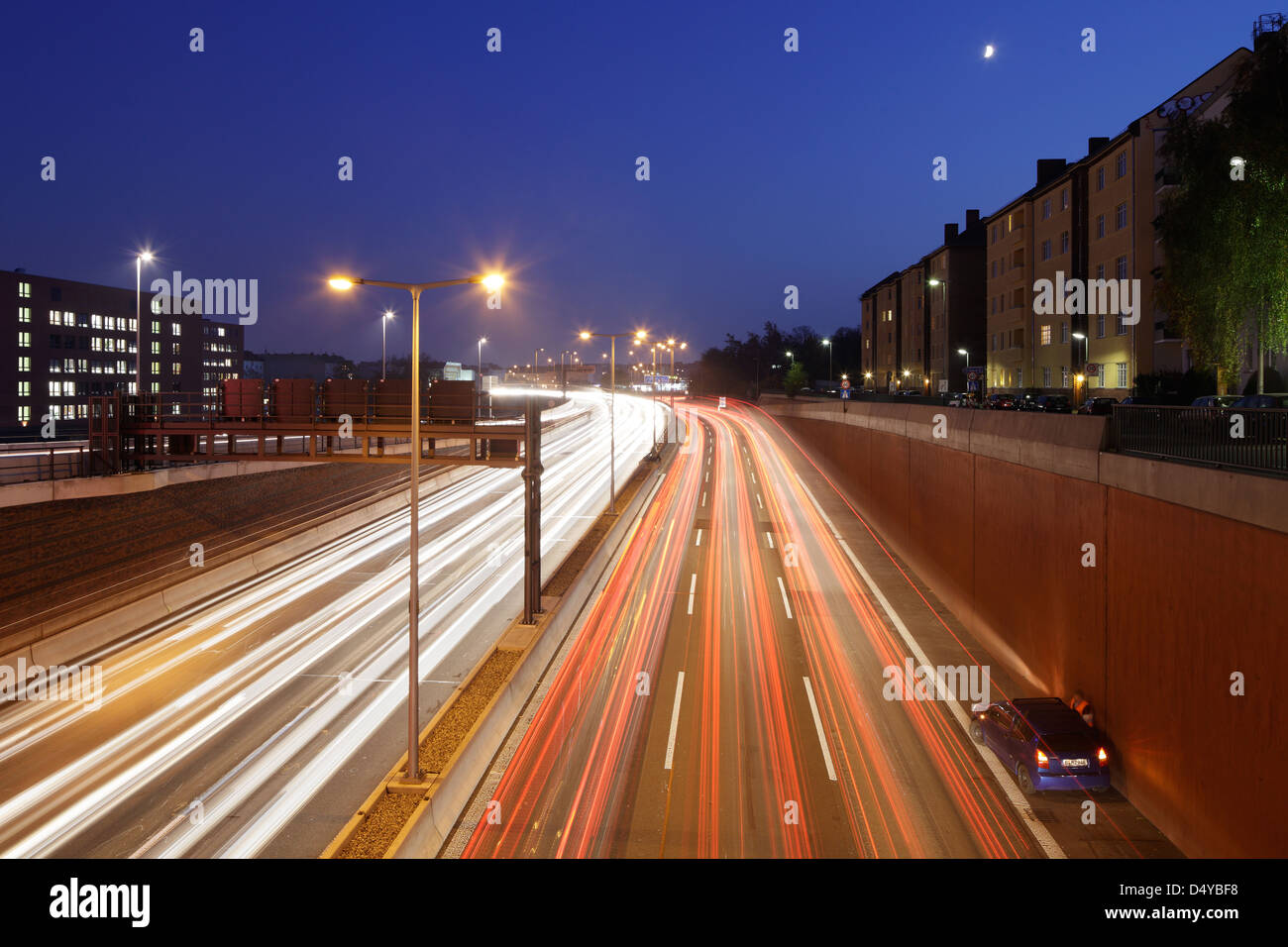 Berlin, Deutschland, Pkw-Fahrer mit Auto bricht auf der Standtstreifen der A100 Stockfoto