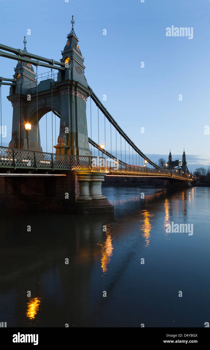 Hammersmith Brücke über den Fluss Themse, Hammersmith, West London, England Stockfoto