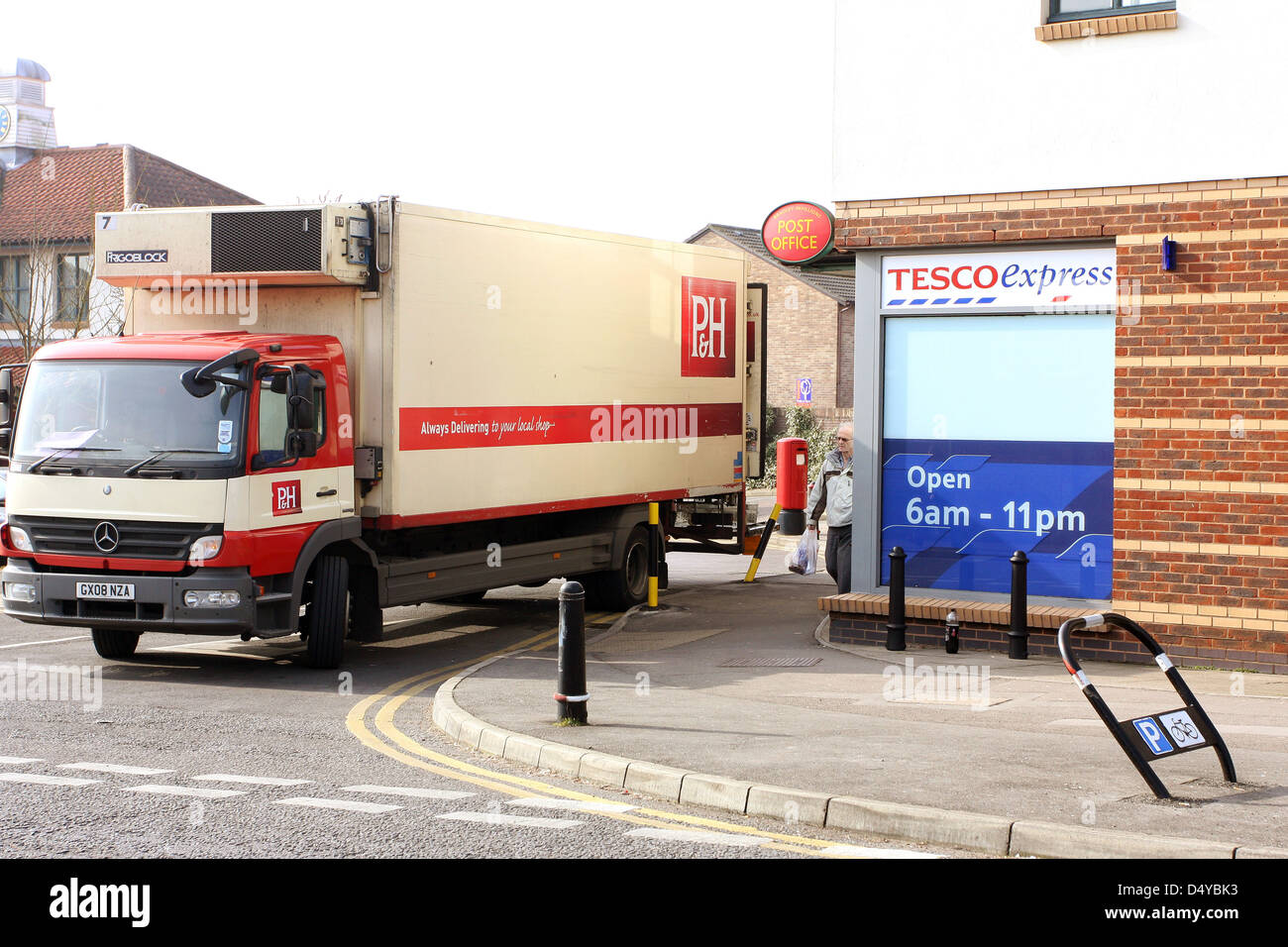 März 2013 - LGV Mittlere Lkw liefern ein Tesco Express Store im Bradley Stoke Bristol, Stockfoto