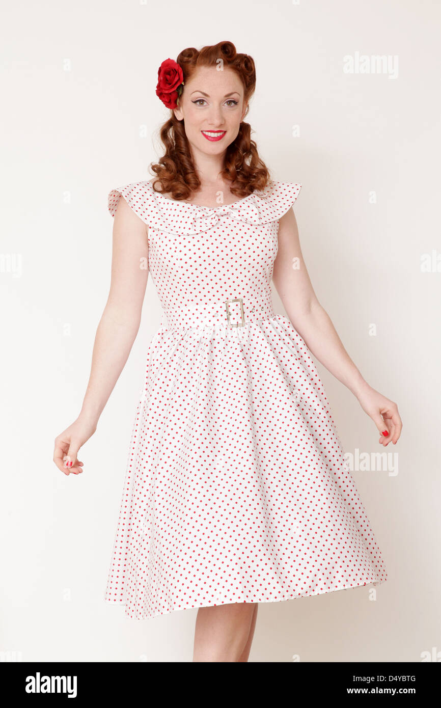 Frau posiert in einem Vintage Polka-Dot-Kleid Stockfoto