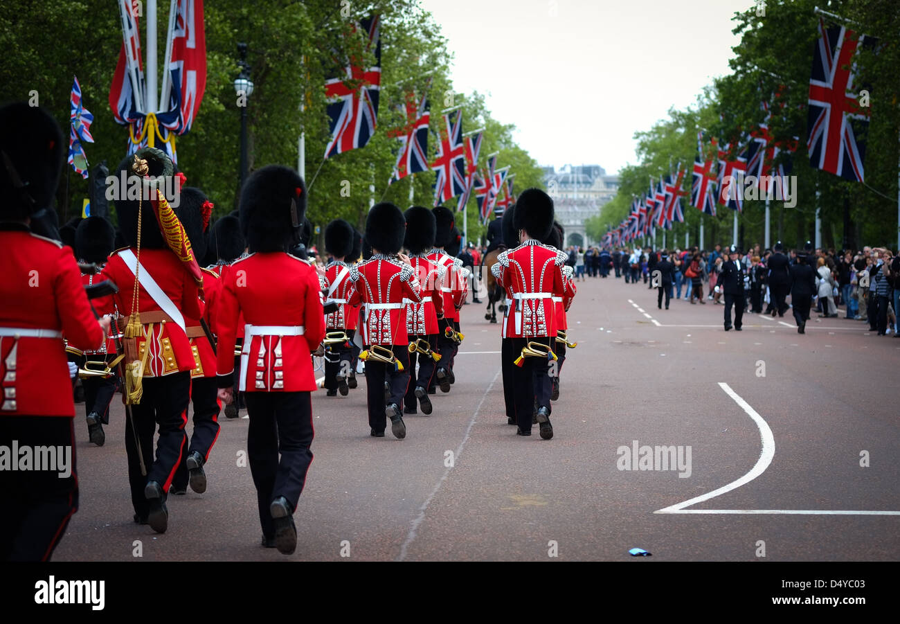 Die Queens Wächter marschieren über Pall Mall vom Buckingham Palace entfernt wie Massen zu sehen. Stockfoto