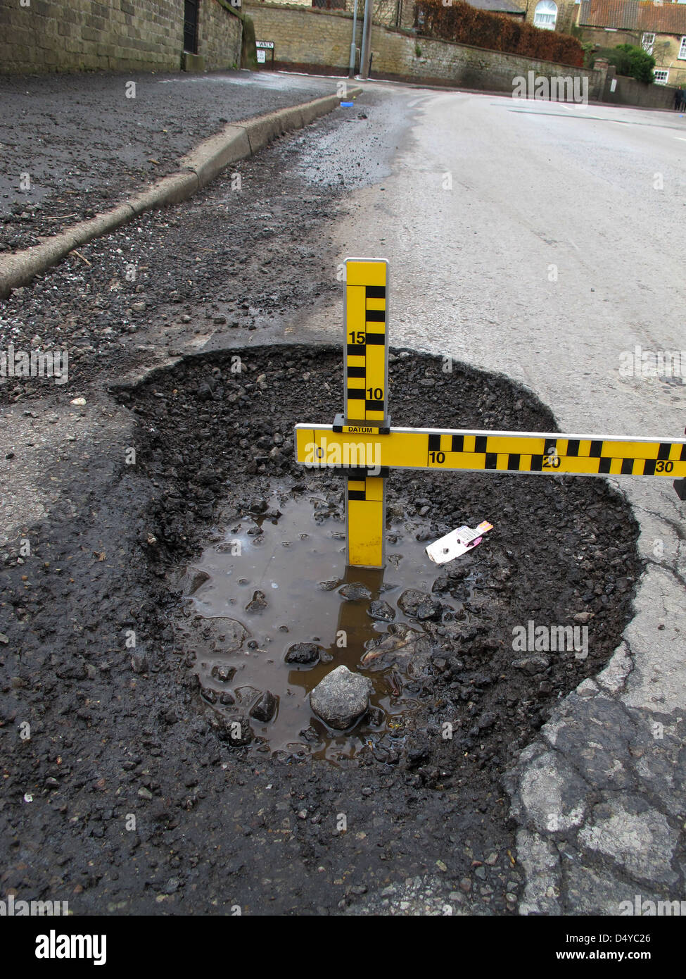 Schlaglöcher, mechanische Ausfälle, defektes Messinstrument, Untersuchung, Autofahrer, Fahrlässig, Schäden, Fahrzeuge, Personenschäden, Pflicht zur Instandhaltung der Autobahn. Stockfoto