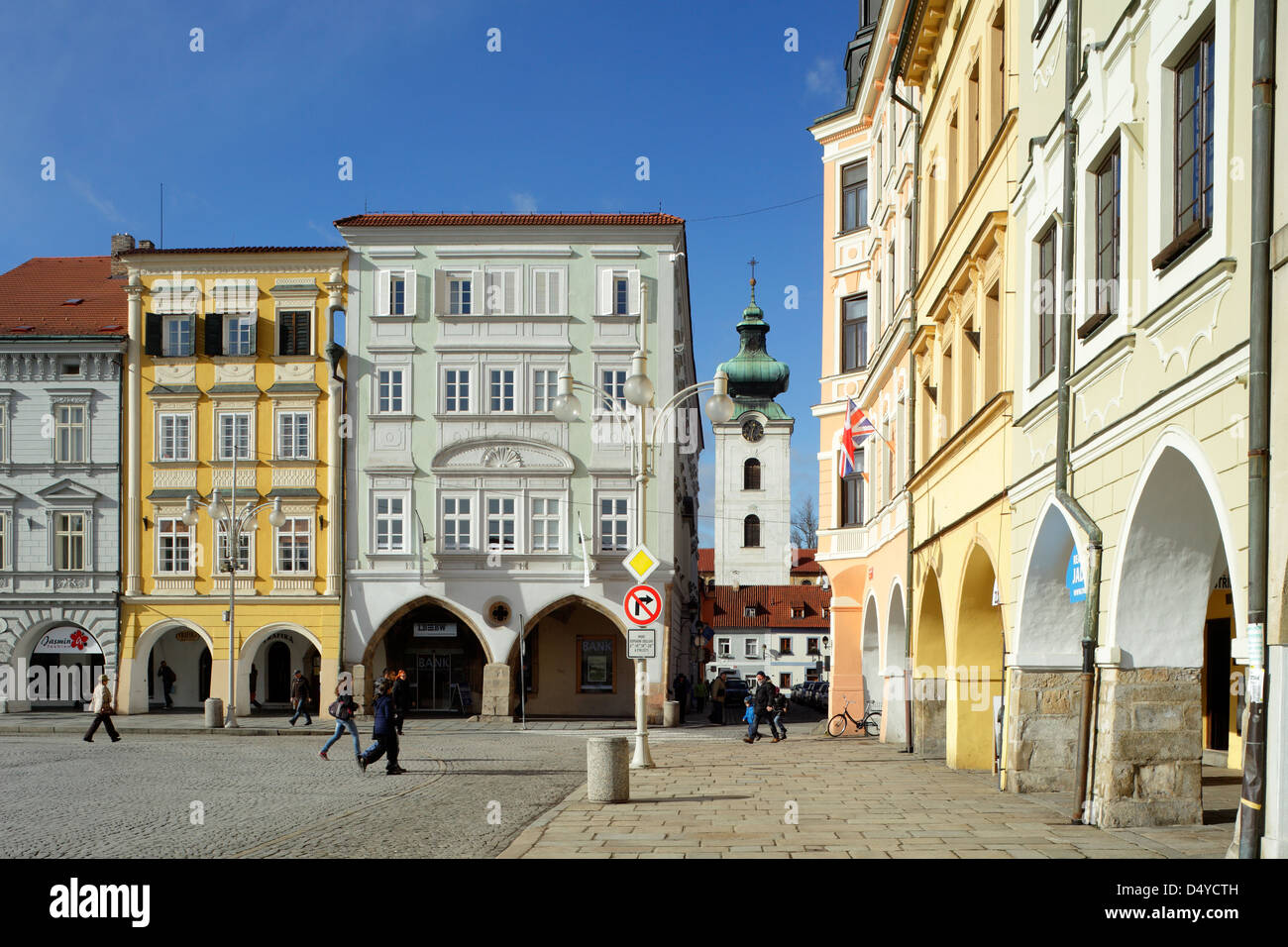 Ceske Budejovice, Tschechische Republik, Marktplatz mit Geschäfts- und Wohngebäude Stockfoto