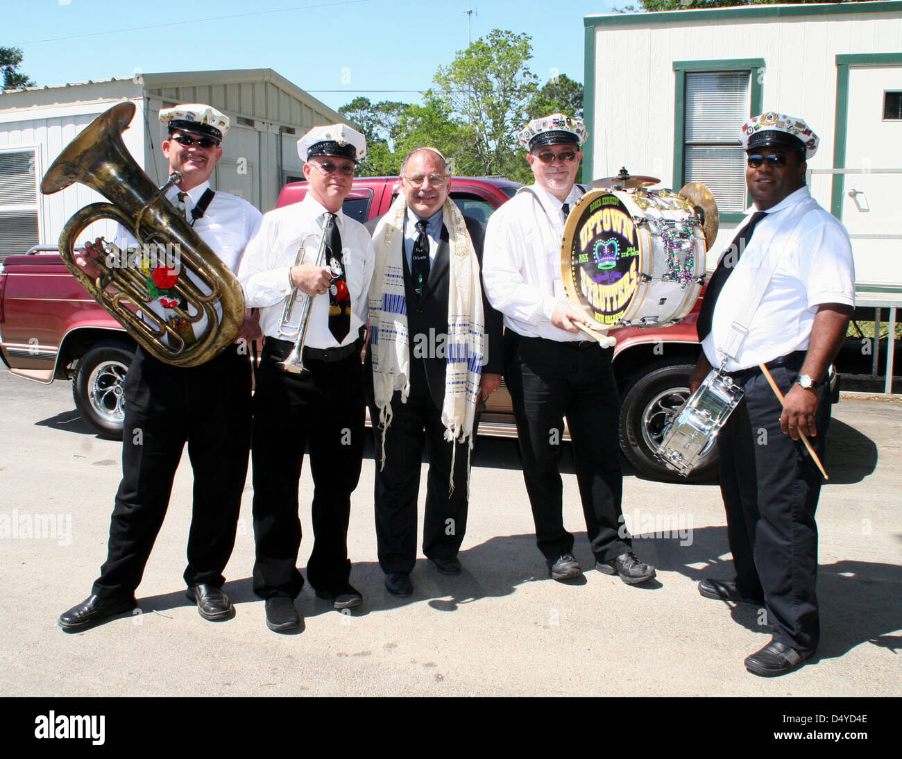 [Hurrikan Katrina] Baton Rouge, LA, steht 10. April 2006 - in der Mitte der Uptown Strutter Band Rabbi Barry Weinstein Stockfoto