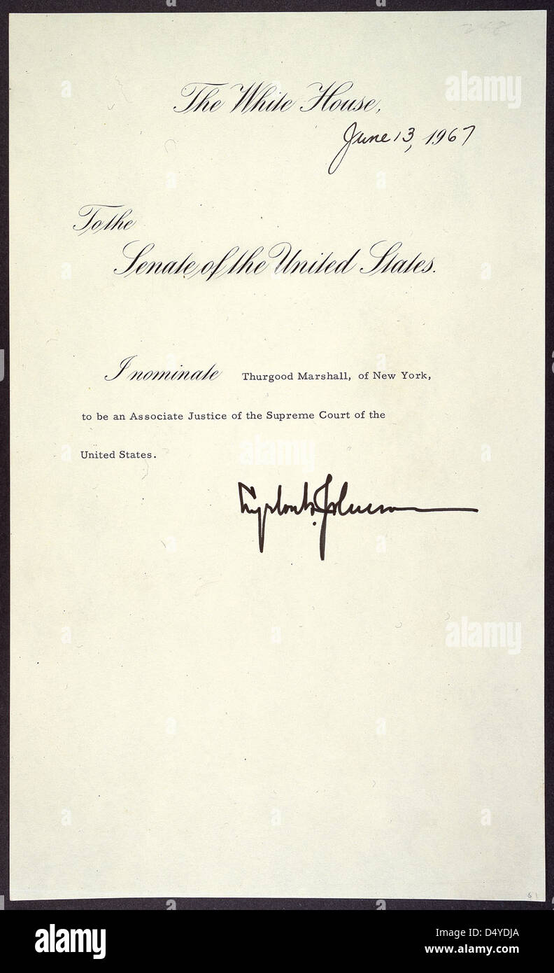 Am 13. Juni 1967 ernannte Präsident Lyndon B. Johnson Thurgood Marshall of New York zum Associate Justice des Supreme Court der USA. Marshall wurde der erste Afroamerikaner, der an den Gerichtshof berufen wurde, was einen bedeutenden Moment in der Geschichte der USA markiert. Stockfoto