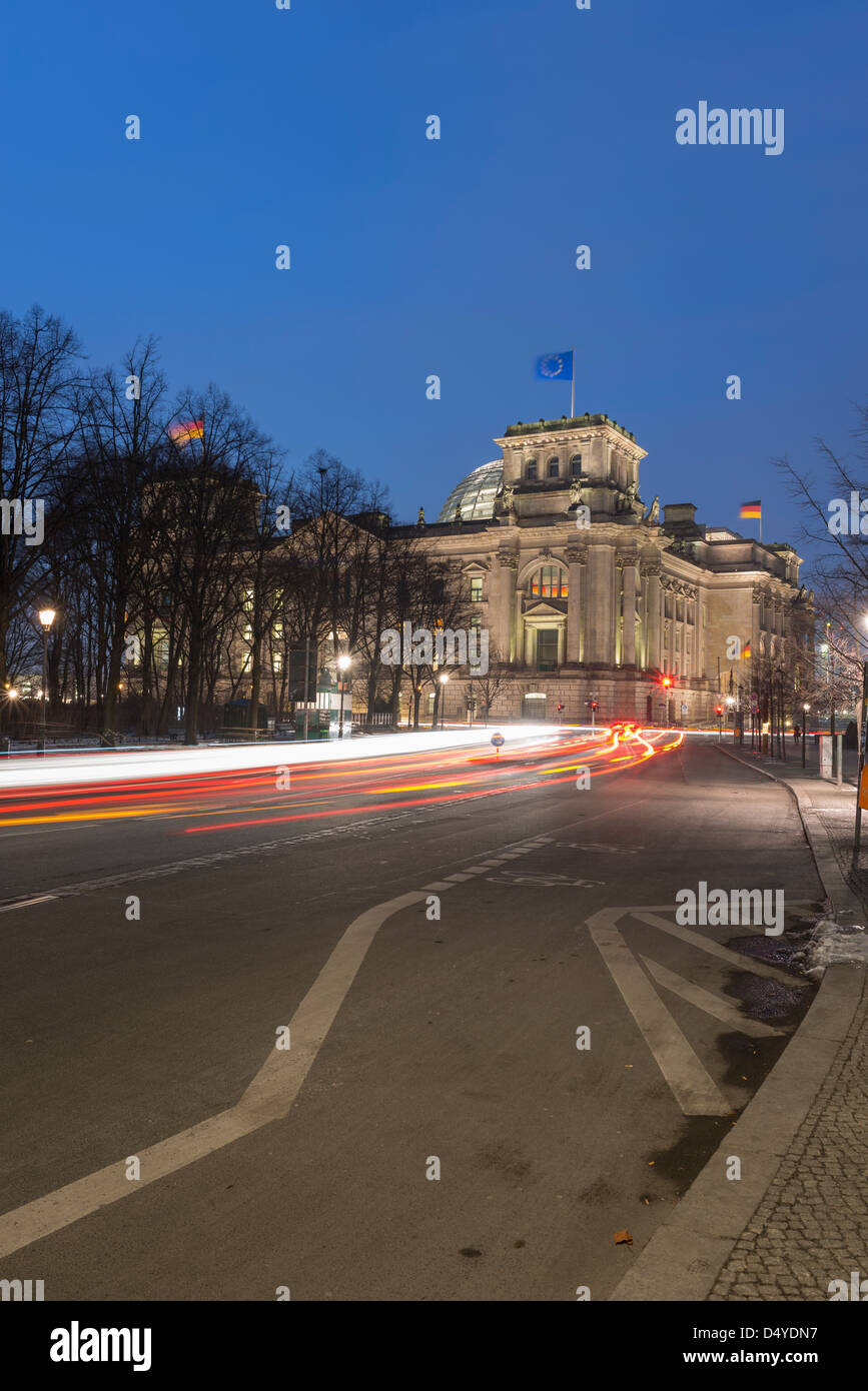 Der Bundestag in der Nacht, mit Verkehr auf der Ebertstraße, Berlin, Deutschland Stockfoto