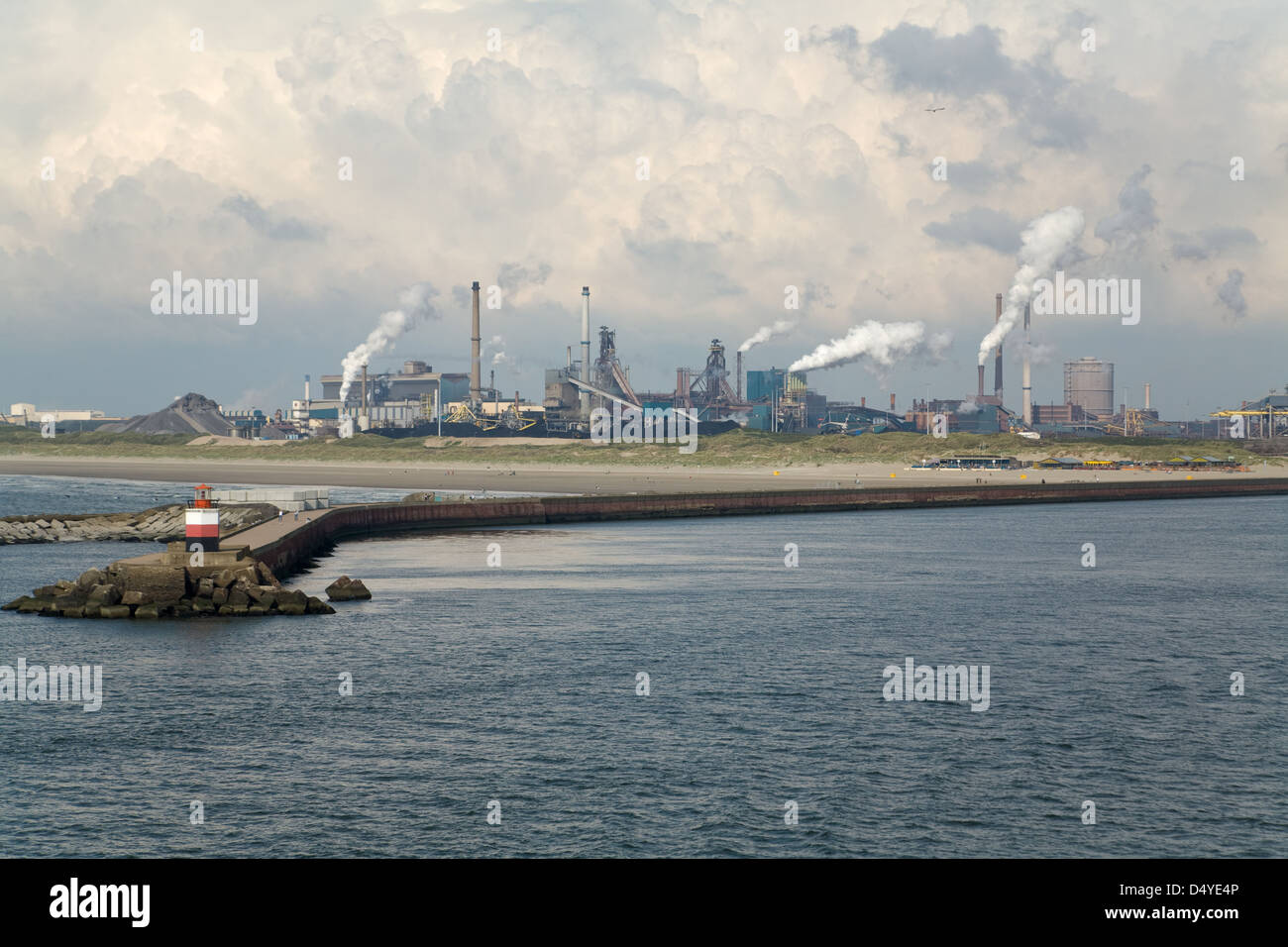 Velsen, Niederlande, sind direkt hinter dem Nordsee-Strand Industrieanlagen Stockfoto