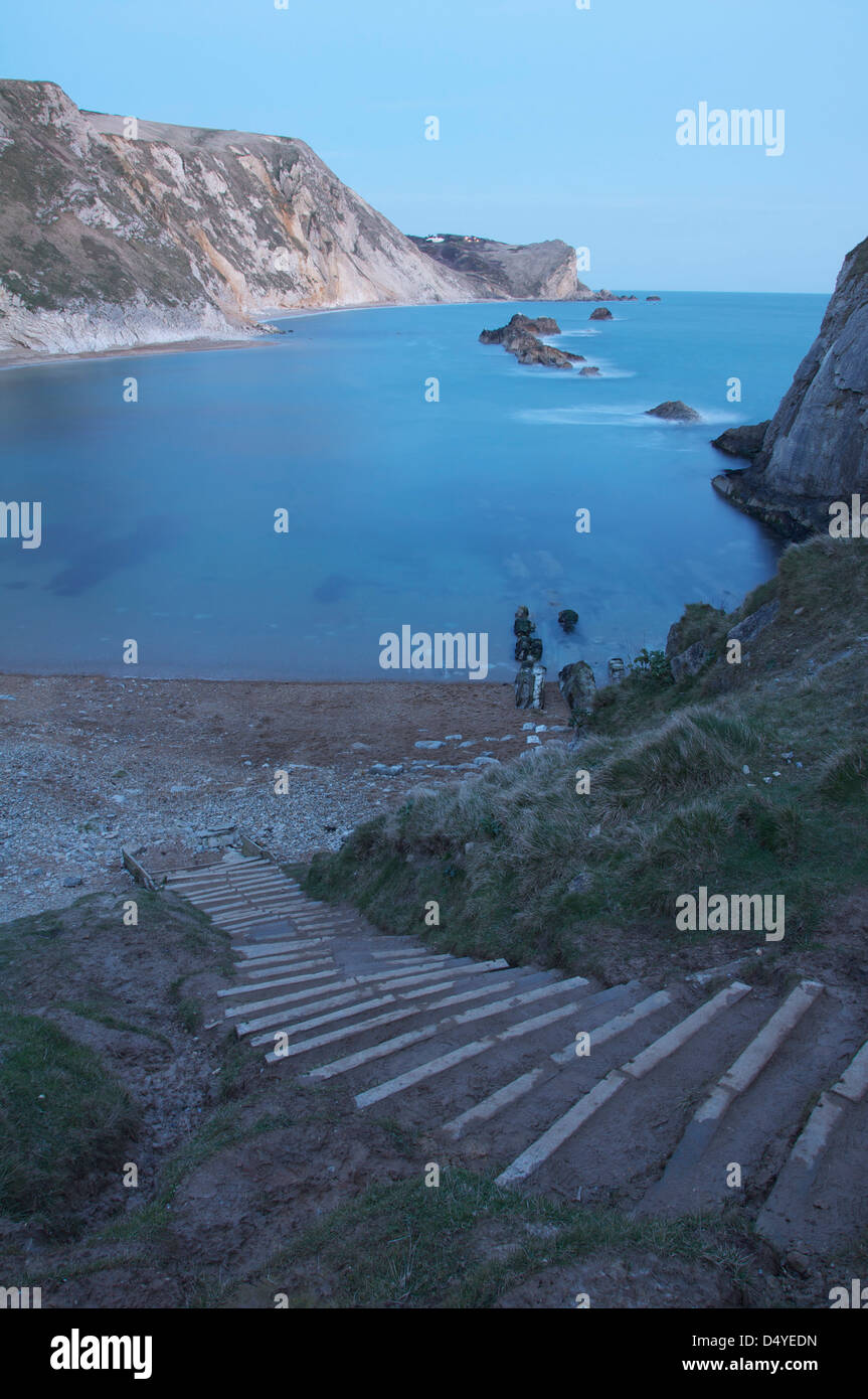 Südküste von England. Stufen führen die Klippe hinunter an den Strand, an der St. Oswald-Bucht in der Nähe von Durdle Door. Der Jurassic Coast, Dorset, Vereinigtes Königreich. Stockfoto