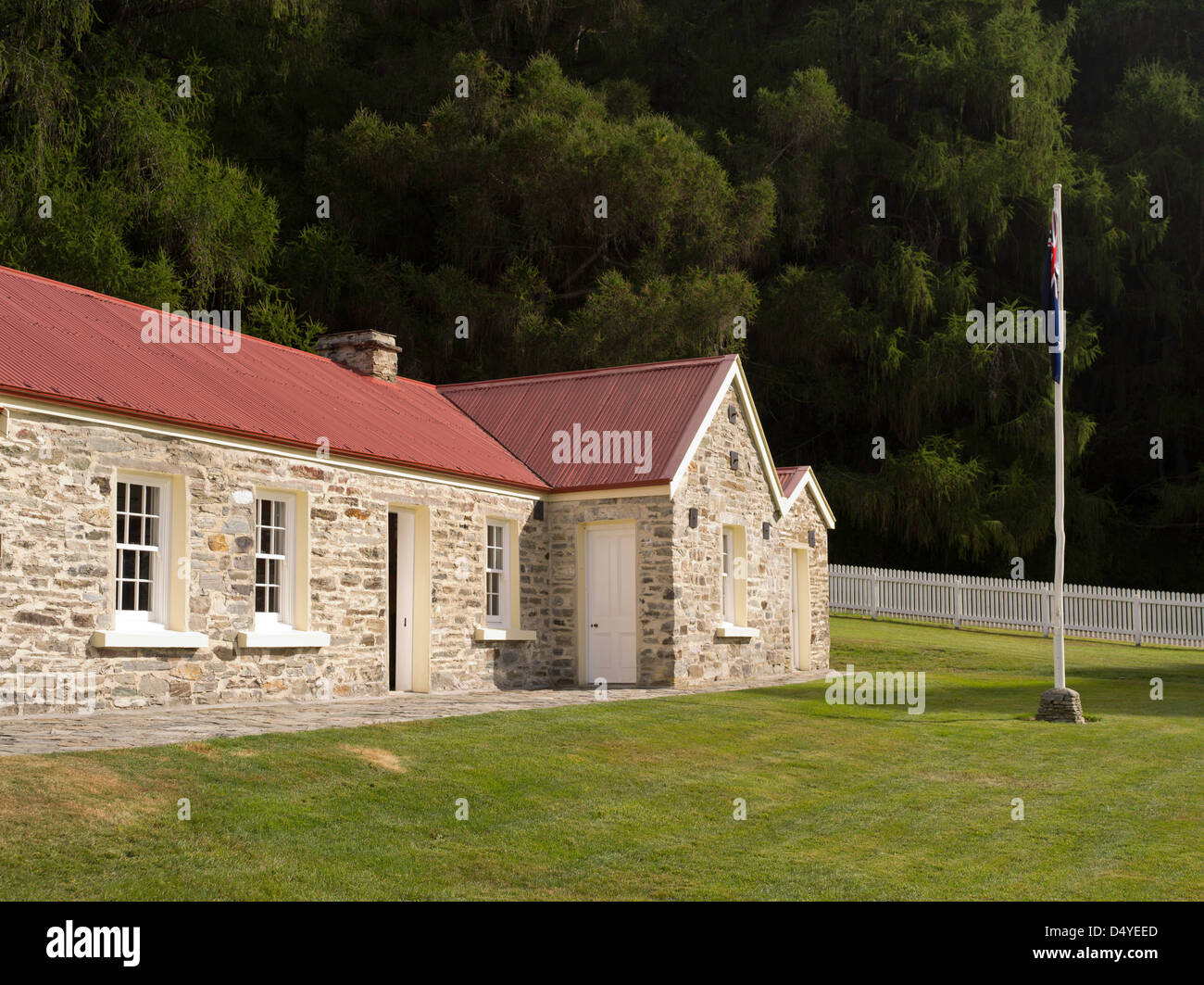 Der historische Skipper Punkt Schule und Fahnenmast, in der Nähe von Queenstown, Otago, Neuseeland. Stockfoto