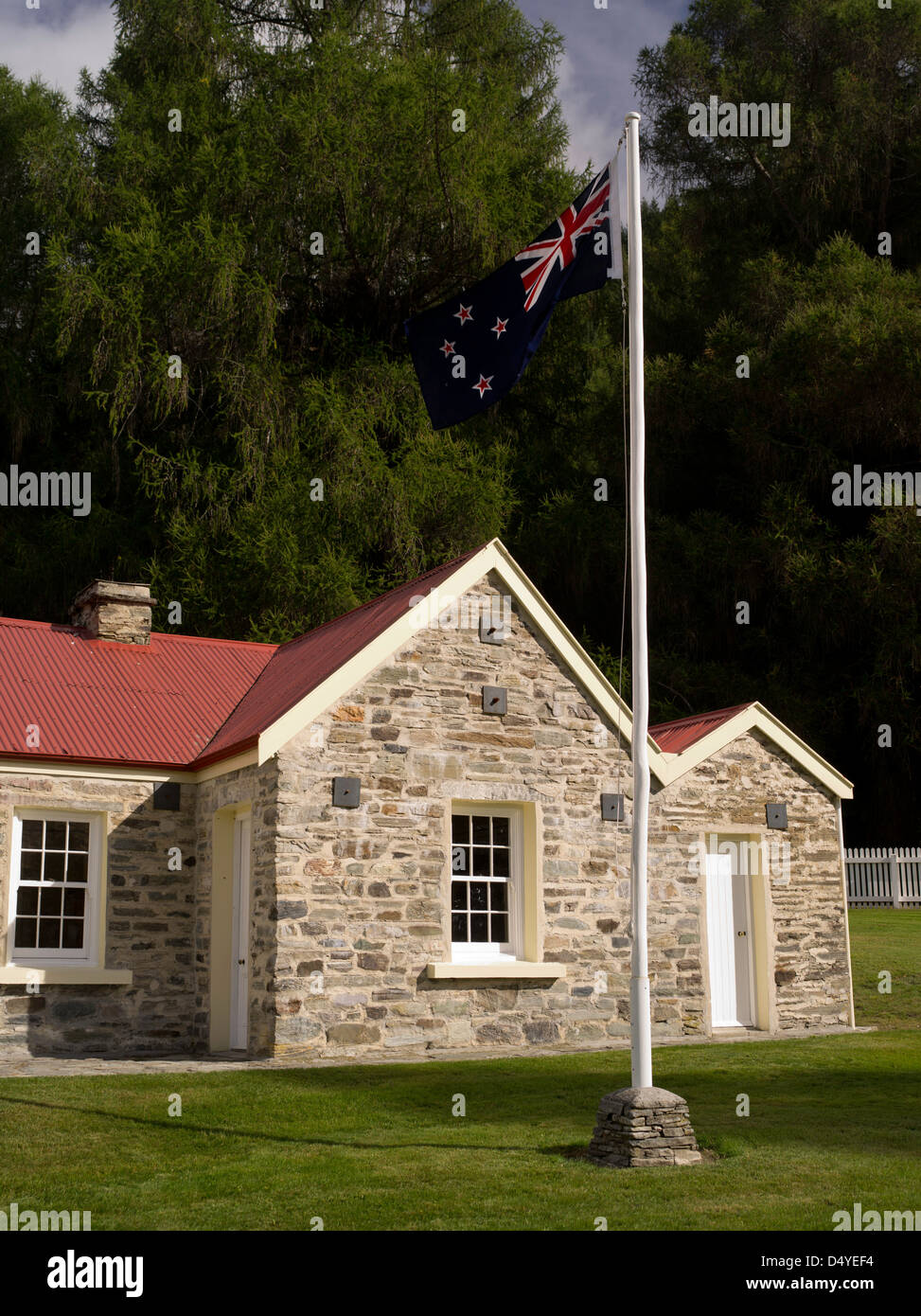 Der historische Skipper Punkt Schule und bläst NZ kennzeichnen, in der Nähe von Queenstown, Otago, Neuseeland. Stockfoto