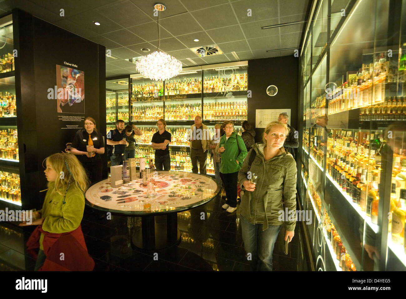 Edinburgh, Vereinigtes Königreich, verschiedene Whiskys in den Vitrinen Stockfoto