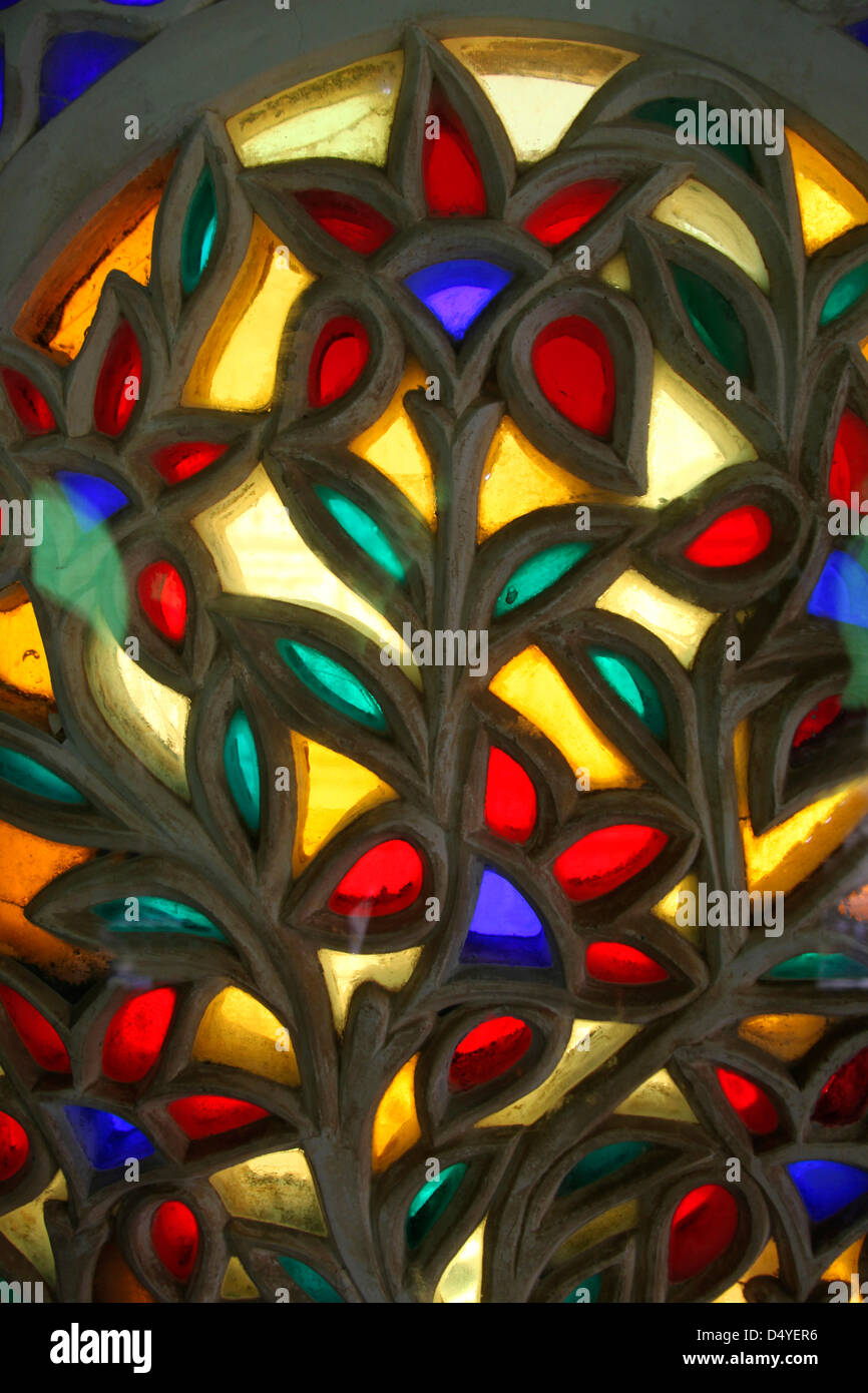 Asien, Indien, Udaipur. Farbige Glasfenster des Stadtschlosses Udaipur Stockfoto