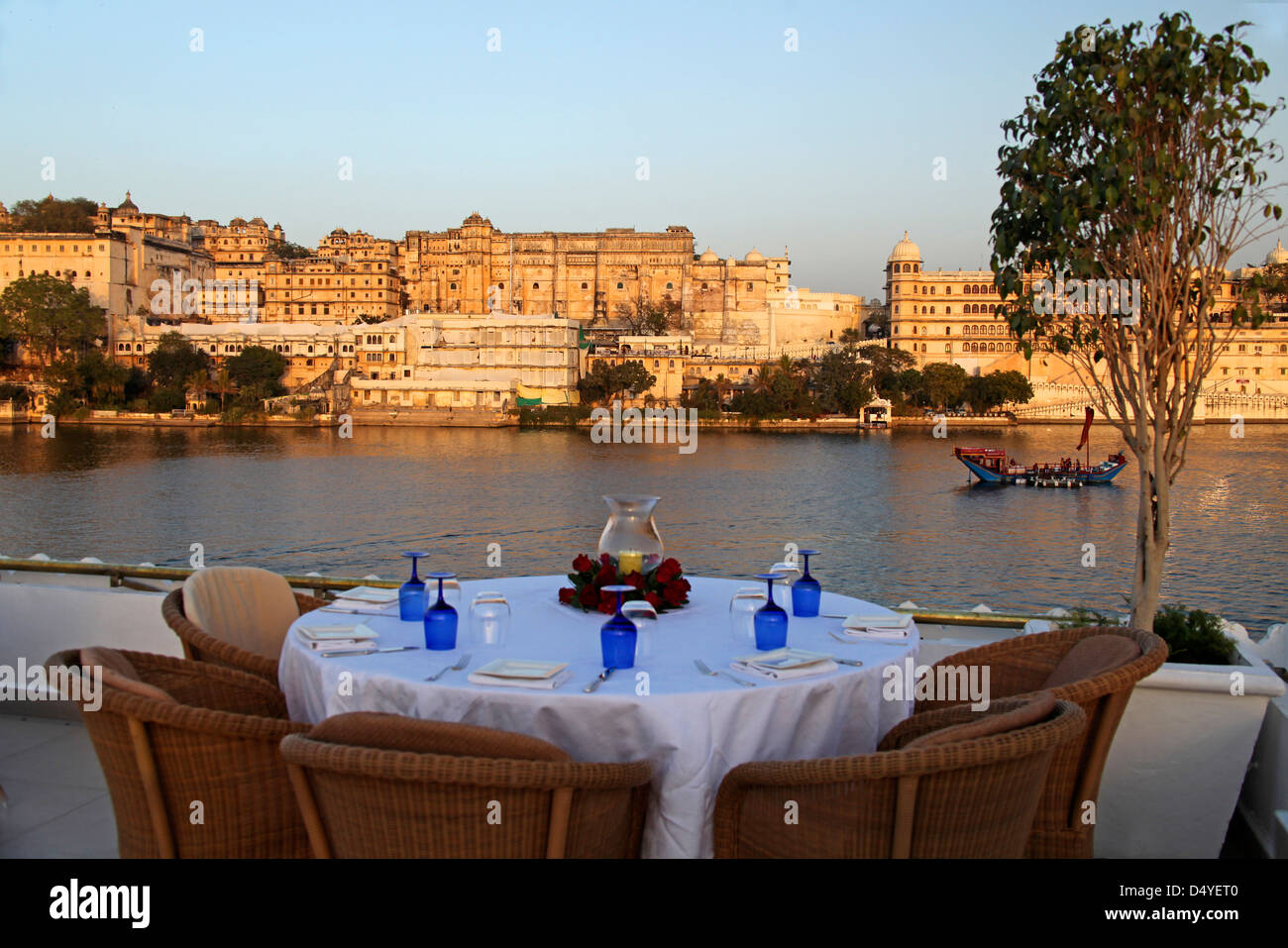 Asien, Indien, Udaipur. Tischdekoration auf Dachterrasse Restaurant Bhairo im Taj Lake Palace Hotel. Stockfoto