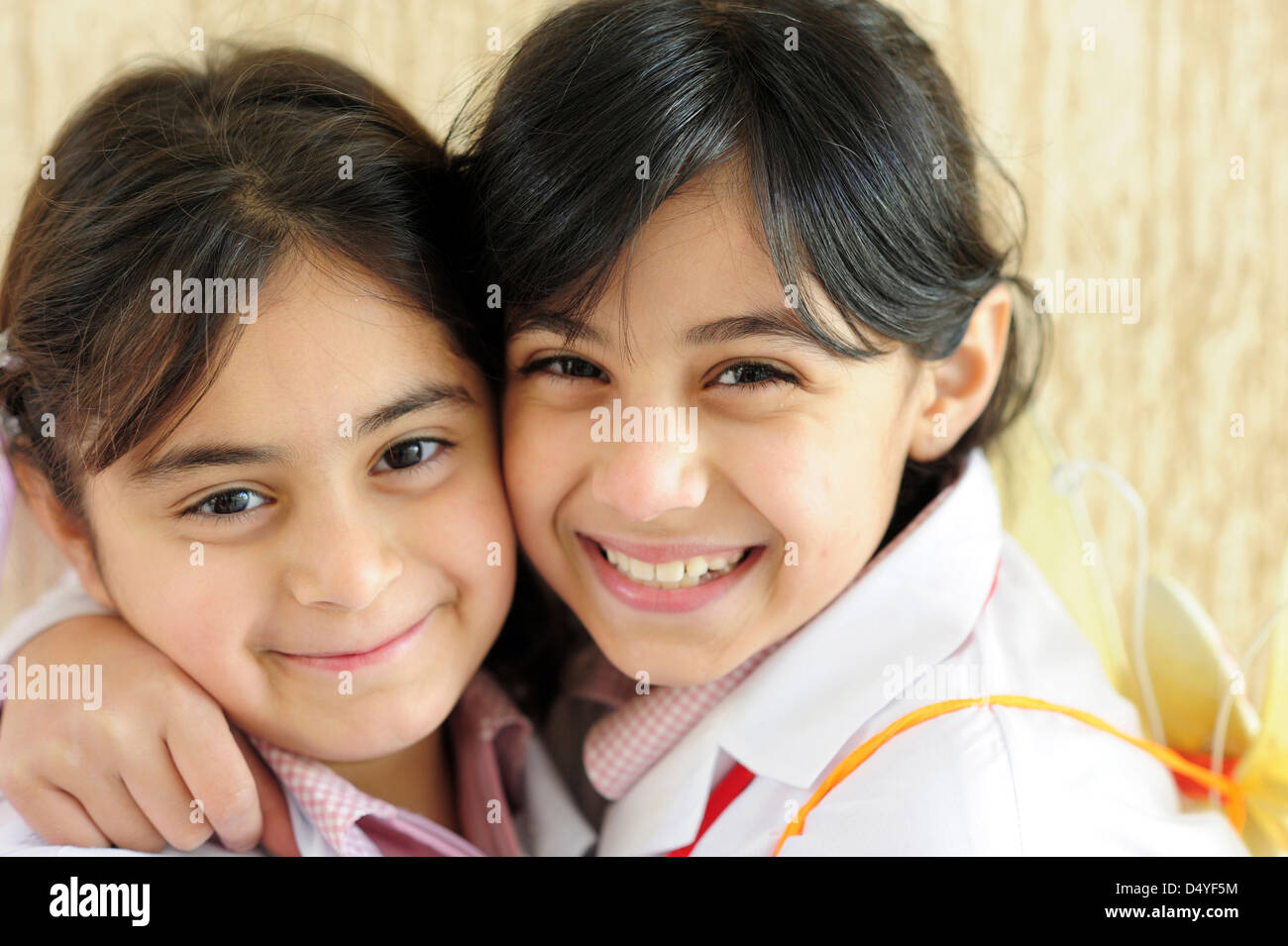 Kuwait, Kuwait-Stadt, von 2 glücklichen Schülerinnen. (MR) Stockfoto