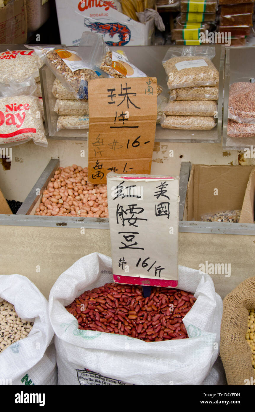 China, Macau. Am historischen "Chinatown" Bereich der Innenstadt von Macau, UNESCO. Traditionellen chinesischen Markt zu verkaufen, getrocknete Bohnen. Stockfoto