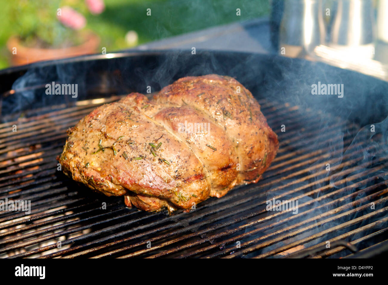 Ein mariniertes Bein Lamm, Kochen auf einem externen Holzkohlegrill Stockfoto