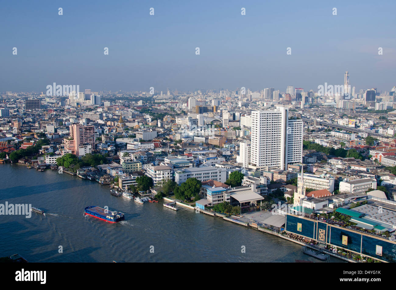 Thailand, Bangkok. Die Innenstadt von Bangkok Skyline Blick mit Fluss Chao Phraya. Stockfoto