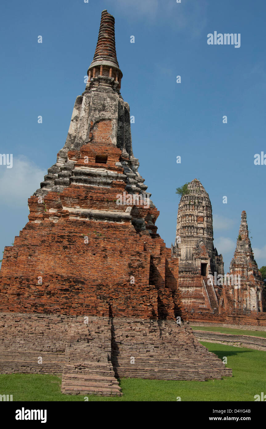 Thailand, Bangkok. Ayutthaya, Wat Chaiwatthanaram Kloster. Chedi Tempel mit Prang Tempel in Ferne. UNESCO Stockfoto