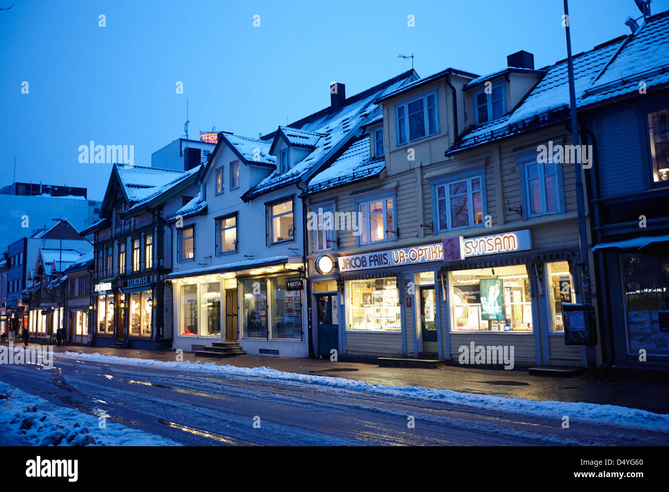 hölzerne Läden am wichtigsten Tromso shopping Strasse Storgata bei Nacht-Troms-Norwegen-Europa Stockfoto