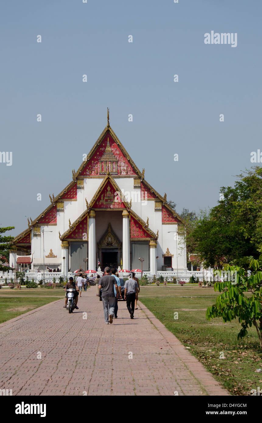 Thailand, Ayutthaya. Phra Mongkonbophit, Pfad zur Haupt-Tempel-Komplex. UNESCO Stockfoto