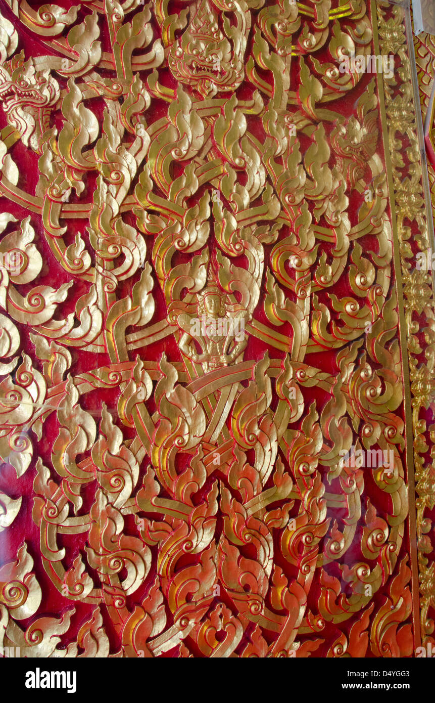Thailand, Ayutthaya. Phra Mongkonbophit. Kunstvoll geschnitzte hölzerne Tempeltür in Blattgold bedeckt. UNESCO Stockfoto