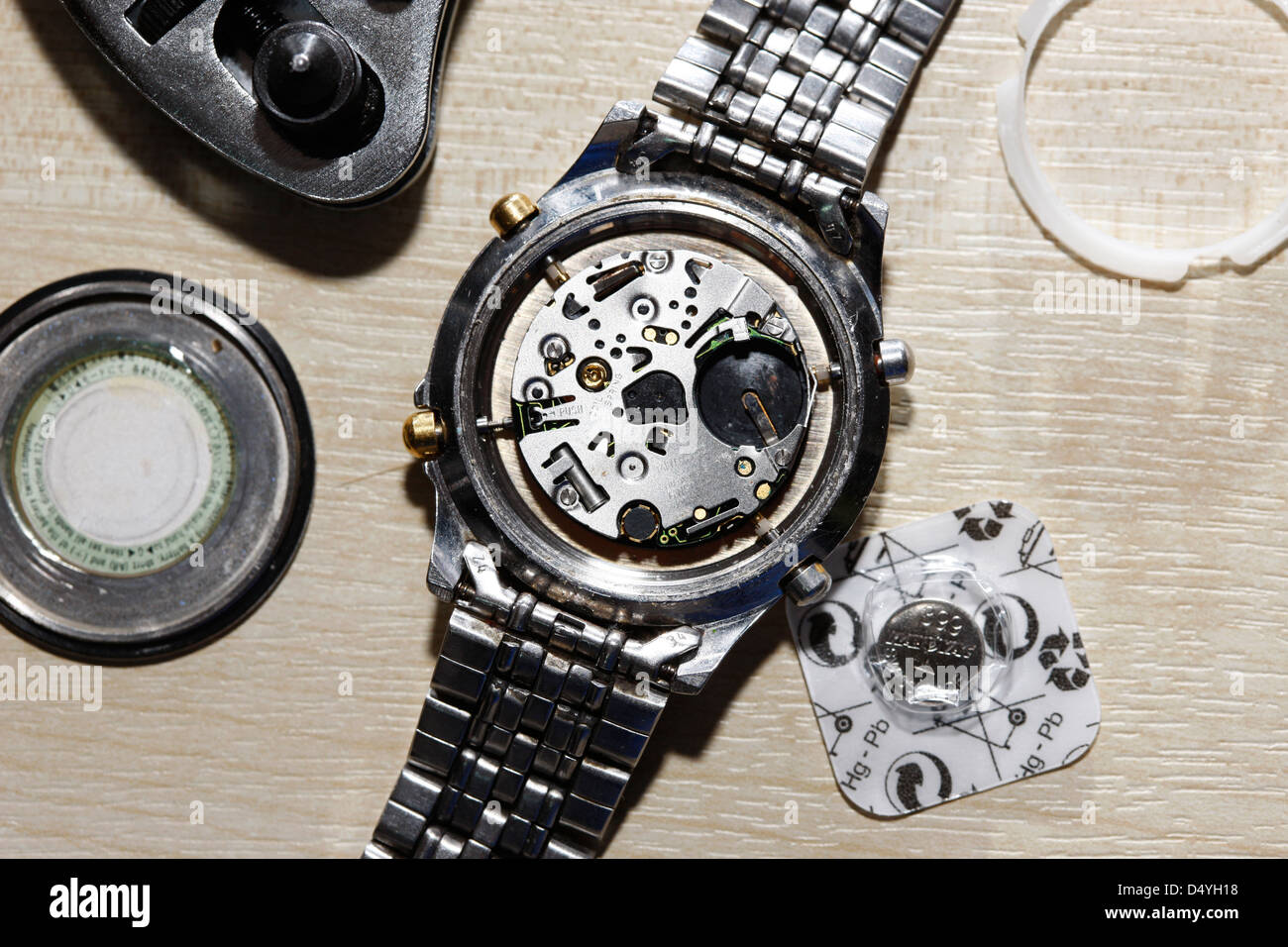 Austauschen der Batterie in einer Metal-Band-Armbanduhr Stockfoto