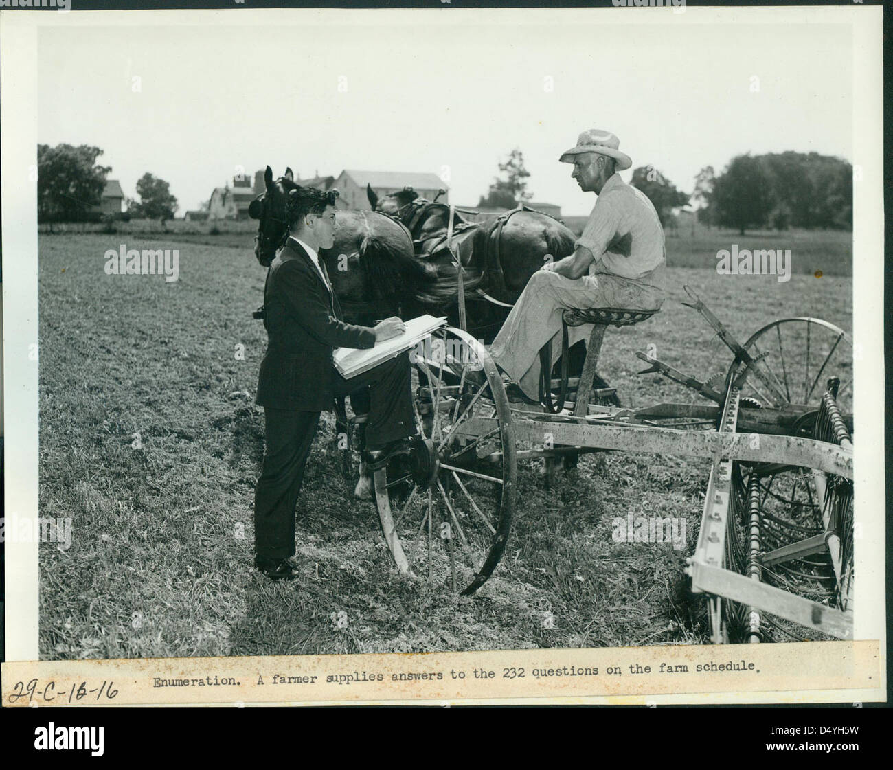 Ein Landwirt beantwortet im Rahmen der Volkszählung 1940 232 Fragen zum Betriebszeitplan. Dieses historische Bild aus dem U.S. National Archives liefert eine Momentaufnahme des landwirtschaftlichen Lebens in Amerika während der frühen 1940er Jahre Stockfoto