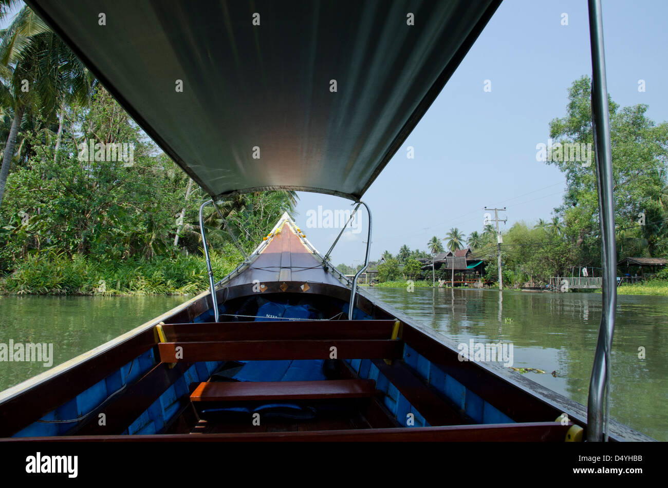 Thailand, Amphawa. Blick auf Amphawa Wasserstraße von traditionellen Longtail-Boot. Typische Ufergegendhäuser. Stockfoto