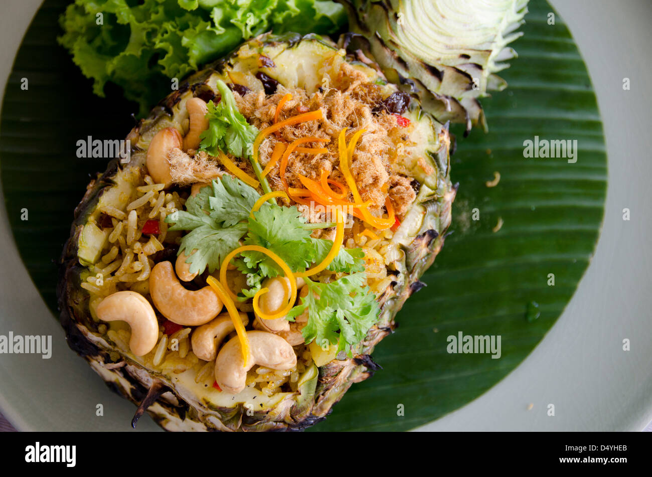 Thailand, Bangkok. Typisch thailändisches Essen, Curry Reis mit Ananas, Garnelen, Cashew-Nüssen, Ingwer und Kokosnuss. Stockfoto