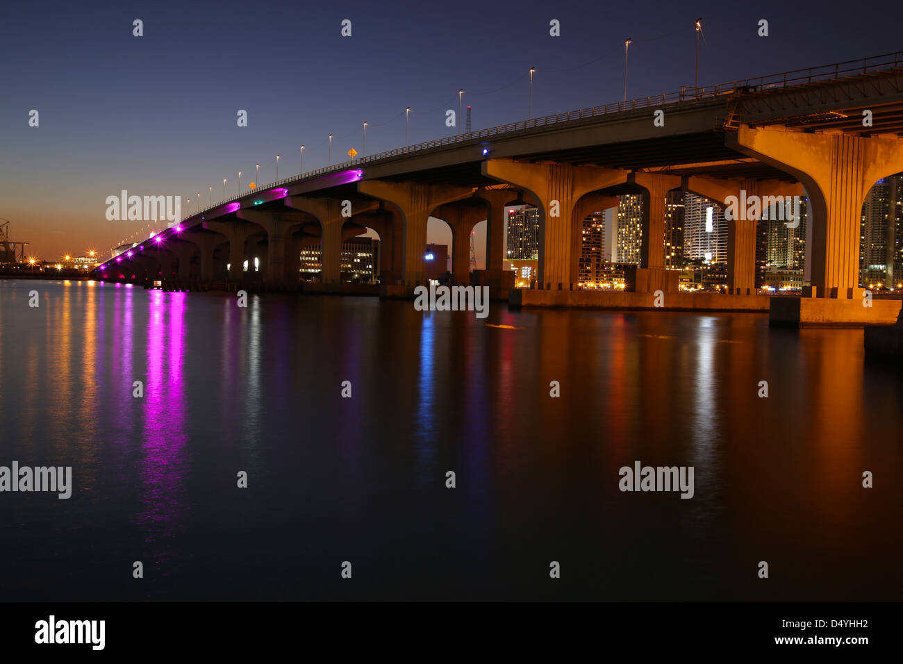 Miami City Downtown Macarthur Causeway Nachtaufnahme nach Sonnenuntergang Brücke Autobahn Skyline Lichter Stockfoto