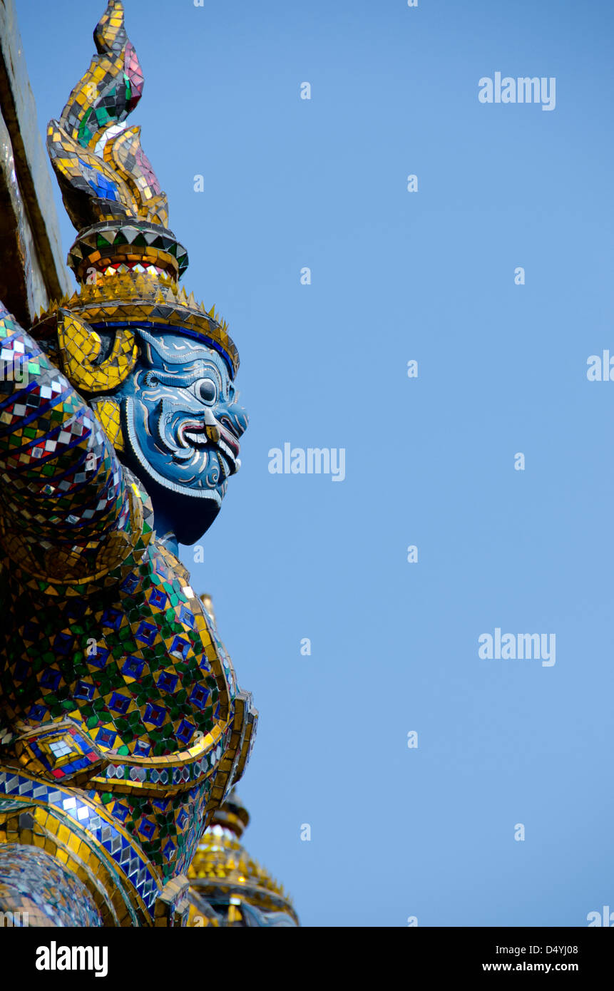 Thailand, Bangkok. Der Grand Palace, im Jahre 1782 gegründet. Die obere Terrasse Denkmäler mit Fabelwesen wachen. Stockfoto