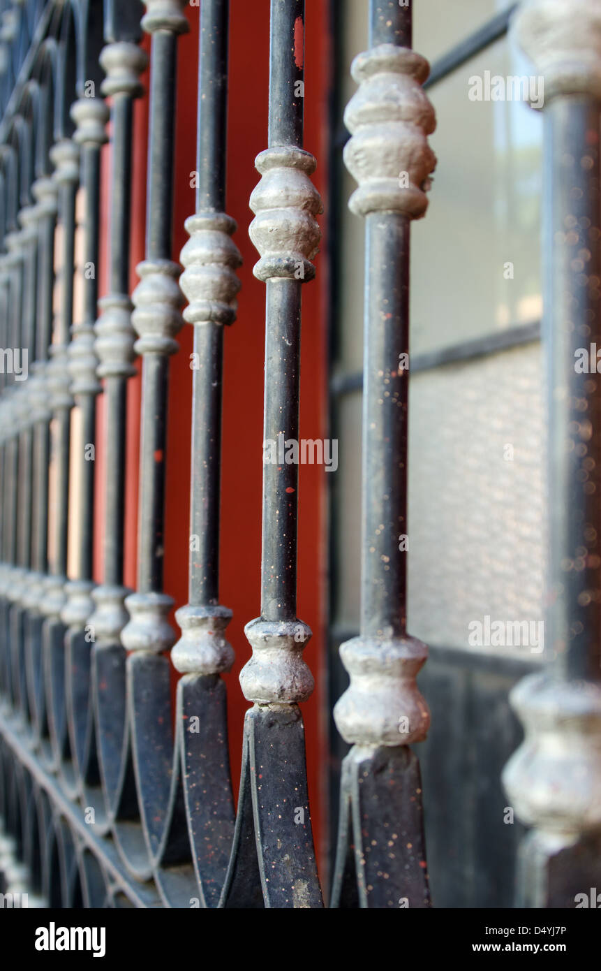 Nahaufnahme der dekorative Schmiedearbeiten, Fenstergitter, Oaxaca, Mexiko. Stockfoto