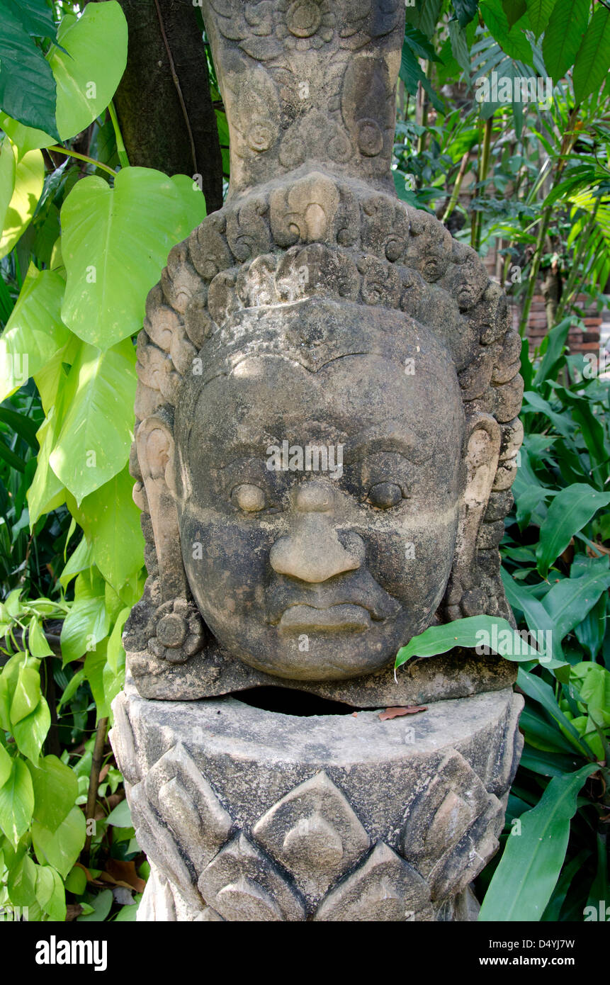 Thailand, Bangkok. Das Prasart Museum. Private Sammlung asiatischer Kunst und Artefakte. Asiatische Statue in "Serenity Garden". Stockfoto