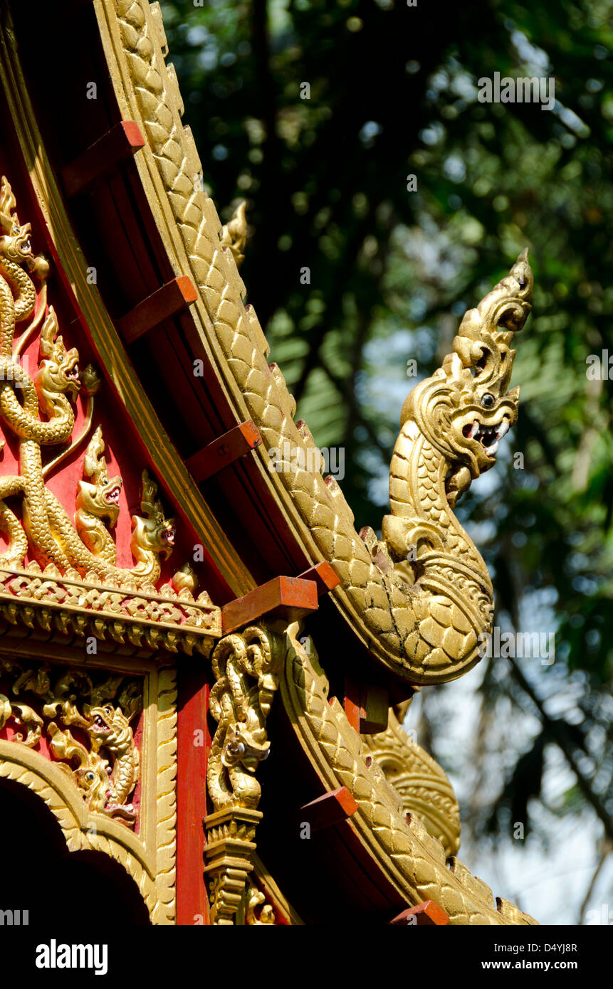 Thailand, Bangkok. Das Prasart Museum. Private Sammlung asiatischer Kunst und Artefakte. Klassische Thai-Architektur Gartenpavillon. Stockfoto