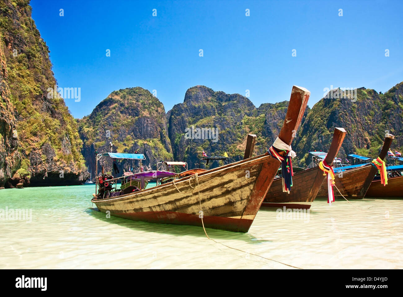 Traditionellen Holzboot auf Phi Phi Island, Thailand, Asien. Stockfoto