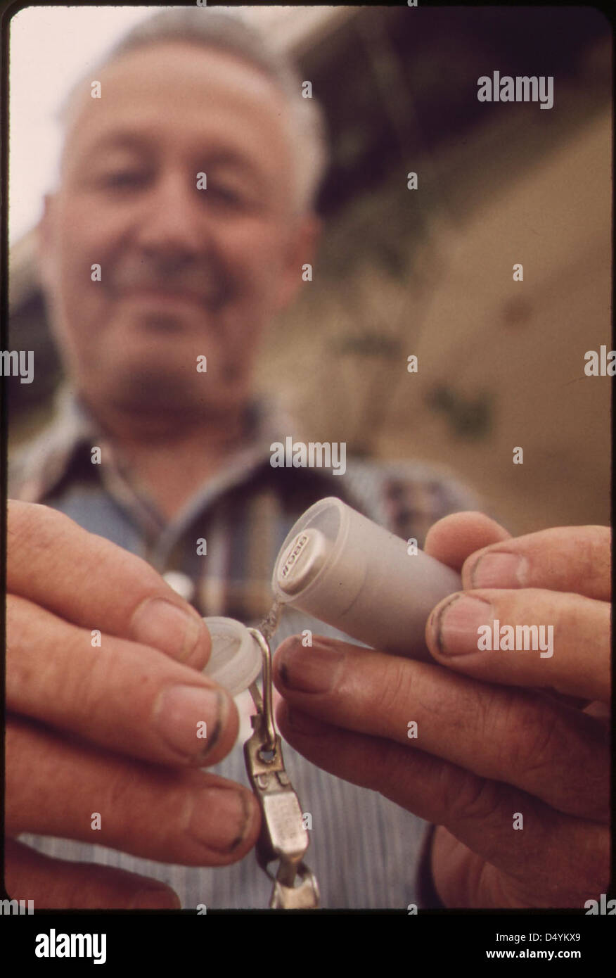 Alamo Träger von TLD (Thermo-Huminescent Docimeter) bekommt eine frische Kapsel. Diese TLD-Kapseln messen radioaktiven Fallout und werden monatlich ausgetauscht, Mai 1972 Stockfoto