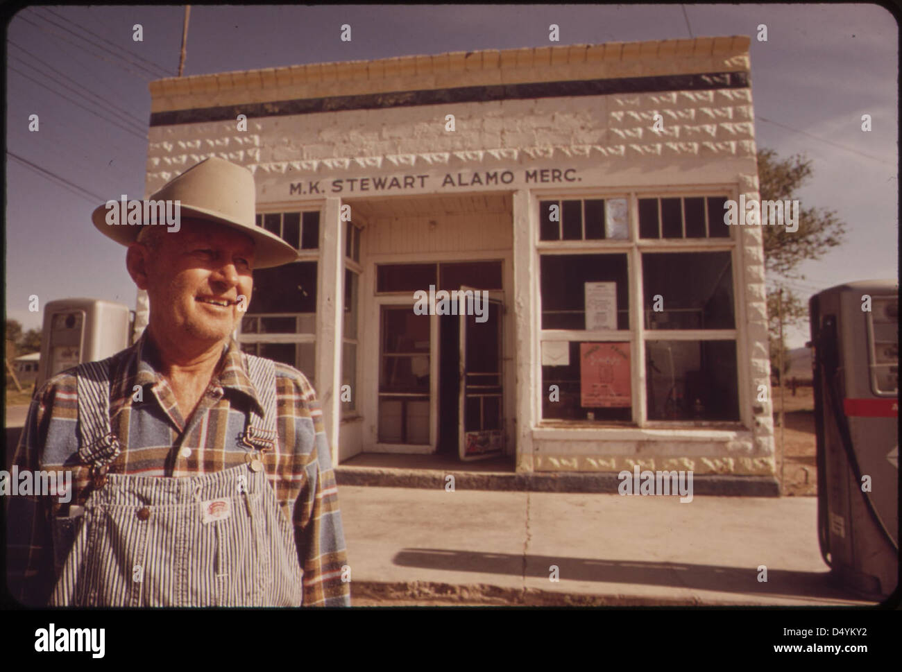 Besitzer vor seinem allgemeinen Geschäft in Alamo. M.K. Stewart ist einer von mehreren Bürgern, die eine TLD (Thermo-Lumineszenz-Dozimeter) zur Messung radioaktiver Fallout trägt. EPA liefert und überwacht die TLD-Kapseln, Mai 1972 Stockfoto