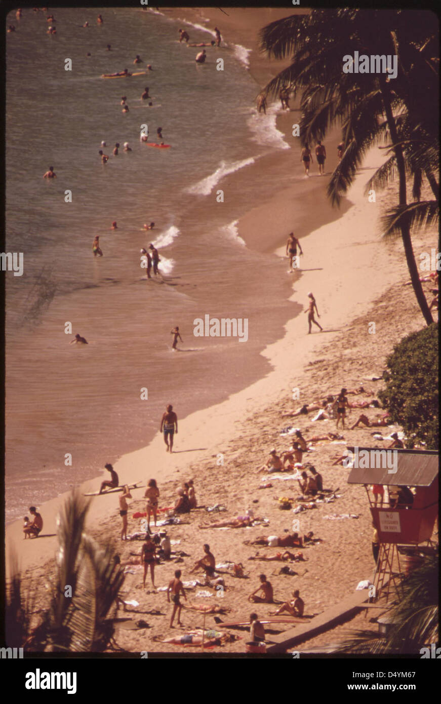 Foto von Waikiki Beach in Hawaii, das seinen Status als beliebtestes Touristenziel auf Oahu im Oktober 1973 zeigt. 26.000 Hotelzimmer stehen Besuchern zur Verfügung. Stockfoto