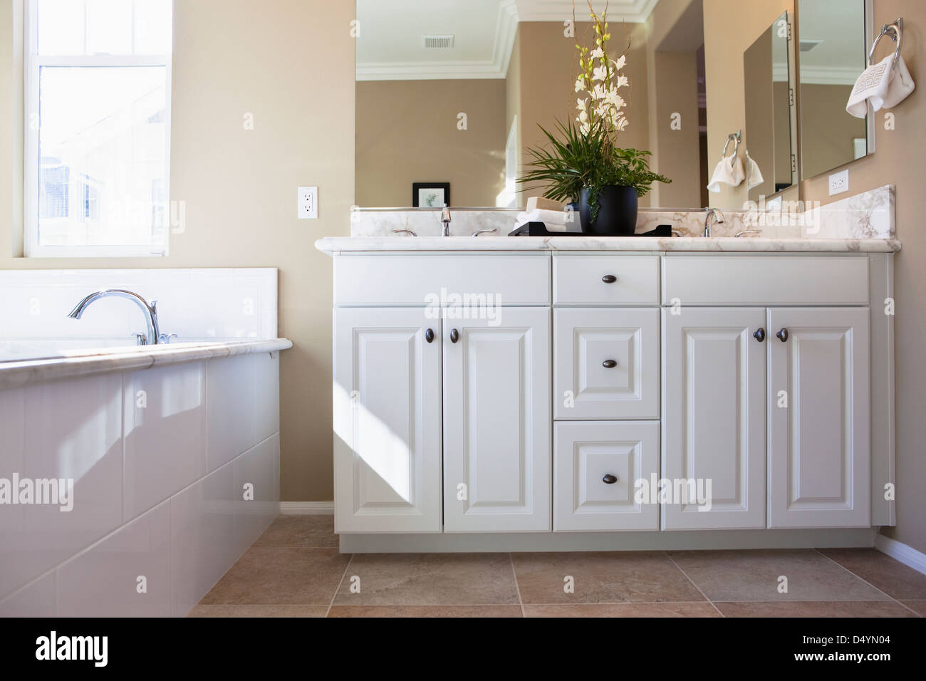 Weiße Möbel aus Holz im traditionellen Badezimmer, Tustin, Kalifornien, USA Stockfoto