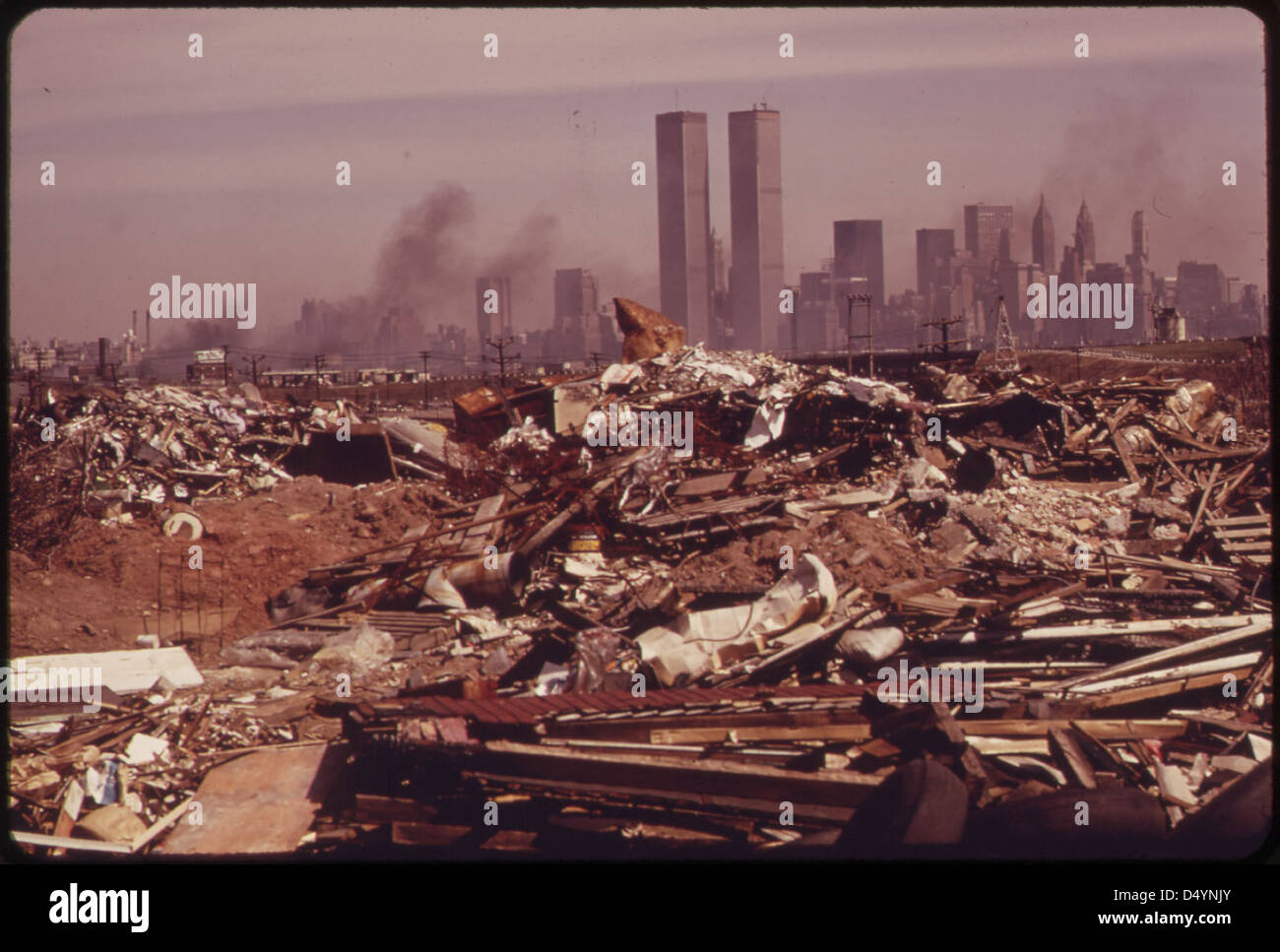 Ein Foto vom März 1973 zeigt eine illegale Deponieregion vor dem New Jersey Turnpike, gegenüber Manhattan auf der anderen Seite des Hudson River. Das Bild hebt die Verschmutzung der Städte und die Umweltbelange hervor. Stockfoto