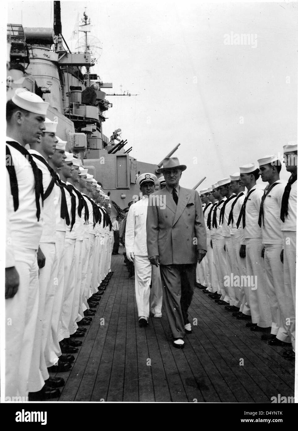 Präsident Harry S. Truman wird am 8. September 1947 an Bord der USS Missouri (BB-63), einem Schlachtschiff der Iowa-Klasse, beobachtet. Dieses Foto ist Teil der historischen Sammlung in der Harry S. Truman Library. Stockfoto