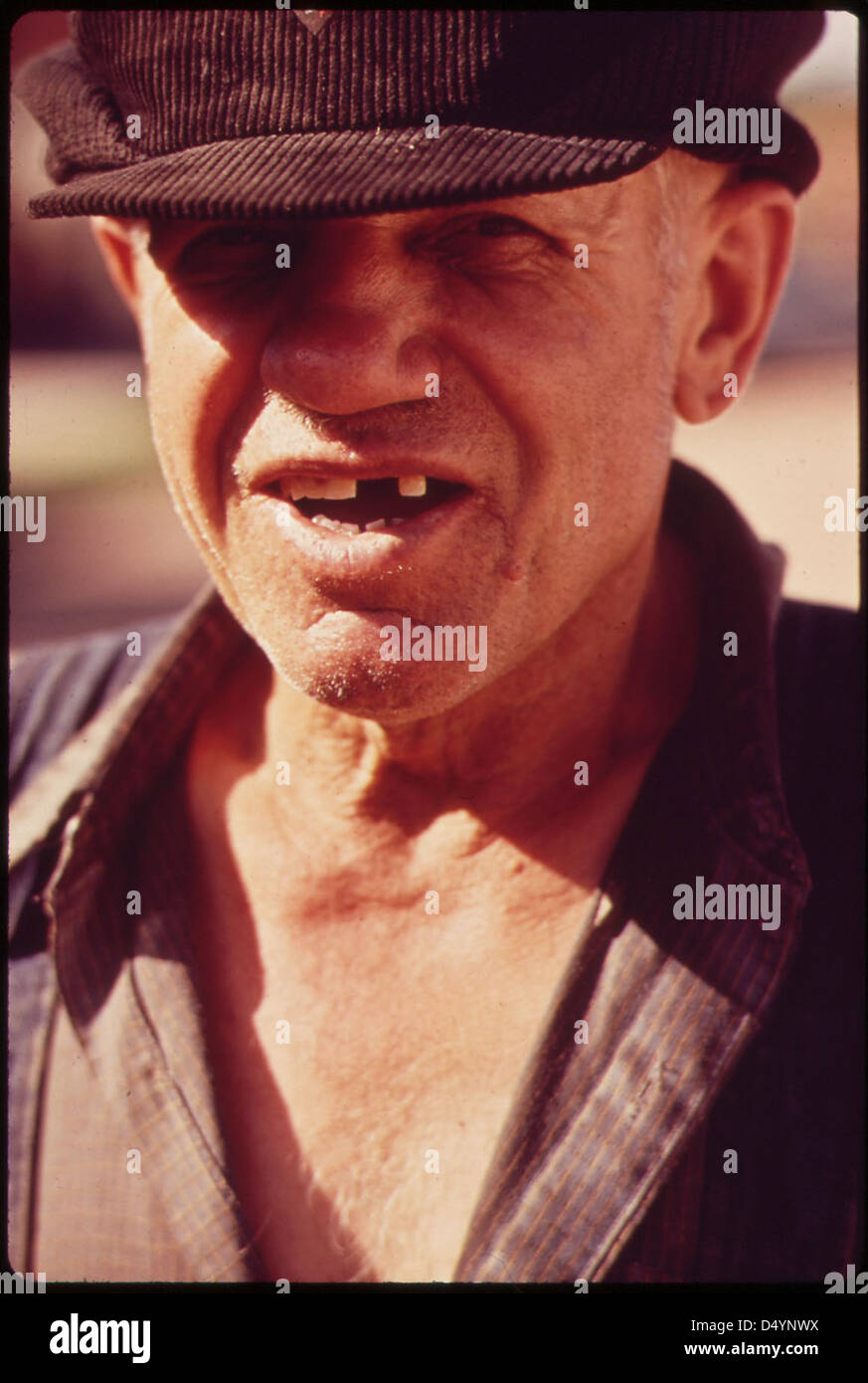 Charlie Gross, ein Nebraskan, fotografiert im Mai 1973, spiegelt seine vielfältigen Lebenserfahrungen in der Landwirtschaft, im Boxen, in der Hundezucht und im Verkauf verschiedener Produkte wider. Dieses Bild ist Teil des DOCUMERICA-Projekts der EPA. Stockfoto