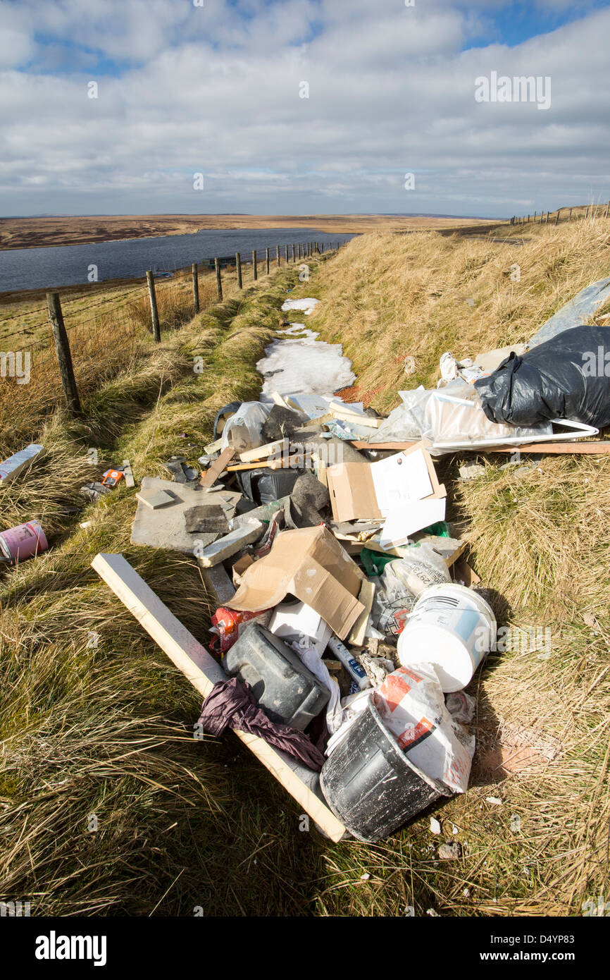 Bauherren Abfälle illegal Ly kippte auf Ovenden Moor über Keighley, Yorkshire, Großbritannien. Stockfoto