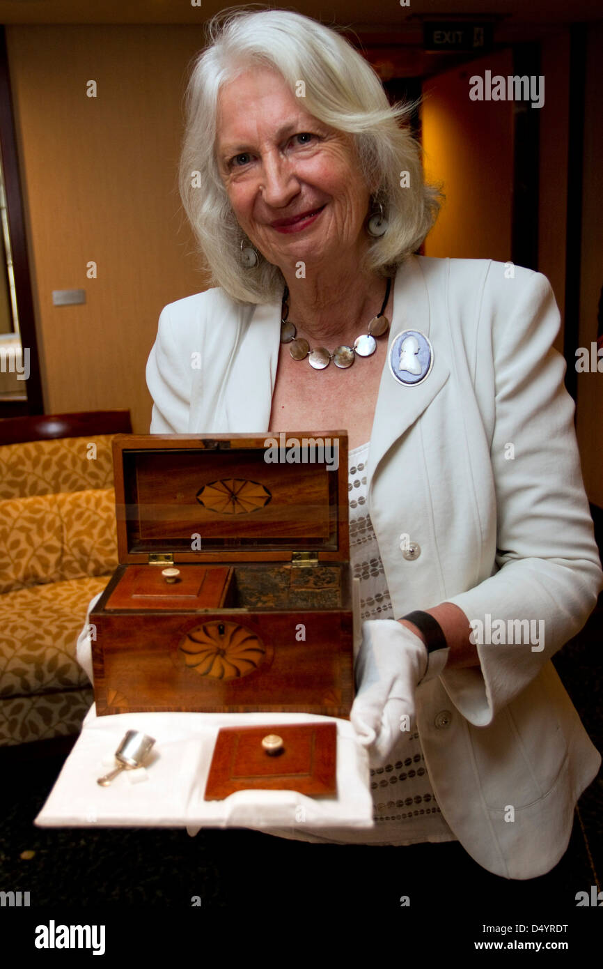 New Zealand Historiker Dame Anne Salmond mit Kapitän James Cook Tea caddy Stockfoto