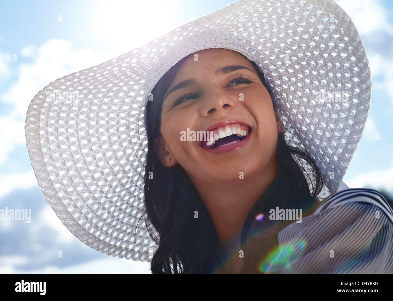 Porträt des Lächelns Sommer Mädchen in weißen gewebten Hut Stockfoto
